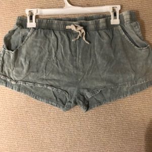 Jean imitation green shorts